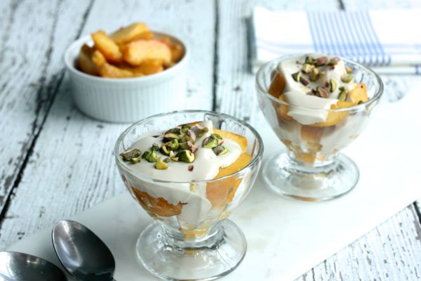 Peaches with Vanilla Ginger Cashew Cream and Pistachios // Choosing Raw