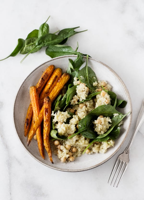 Quinoa, Carrot, and Spinach Salad with Spicy Carrot Chili Vinaigrette | The Full Helping