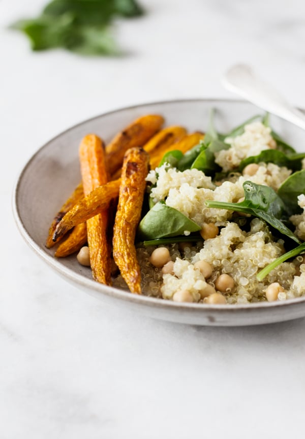 Quinoa, Carrot, and Spinach Salad with Spicy Carrot Chili Vinaigrette | The Full Helping