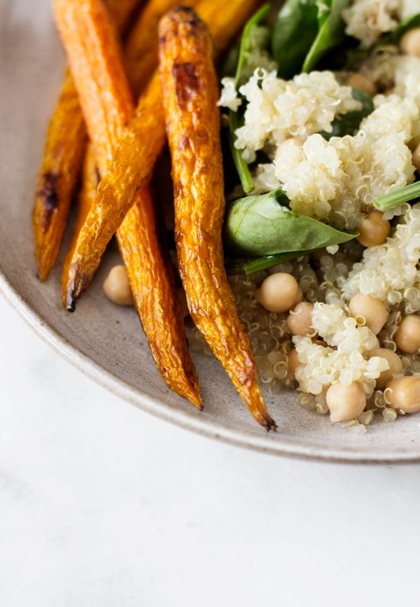 Quinoa, Carrot, and Spinach Salad with Spicy Carrot Chili Vinaigrette | The Full Helping