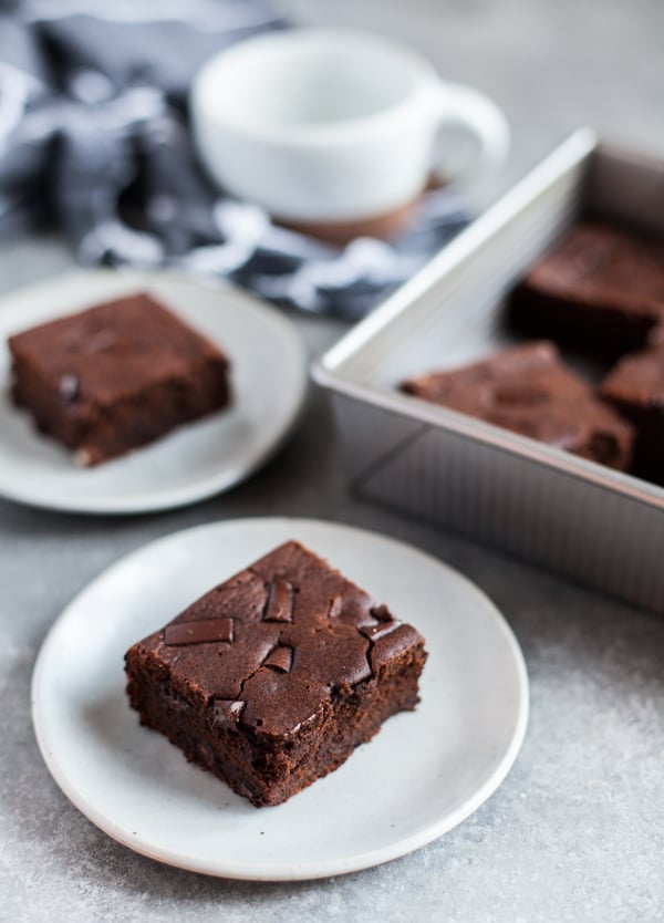 Vegan, gluten free dark chocolate espresso brownies: decadent and chewy! | The Full Helping