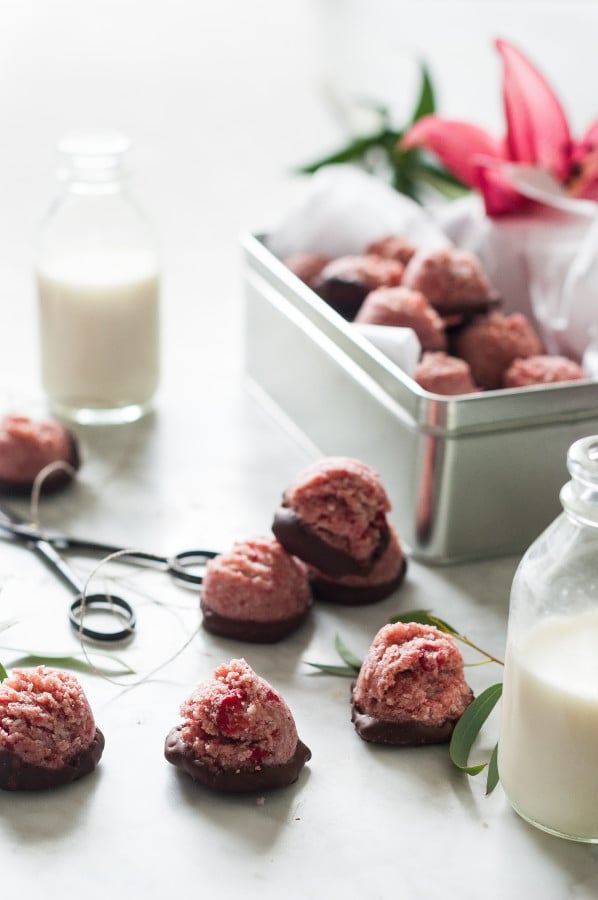 Chocolate-Covered-Strawberry-Macaroons-raw-vegan-paleo-no-refined-sugar-clean-eating-gluten-free-1-598x900