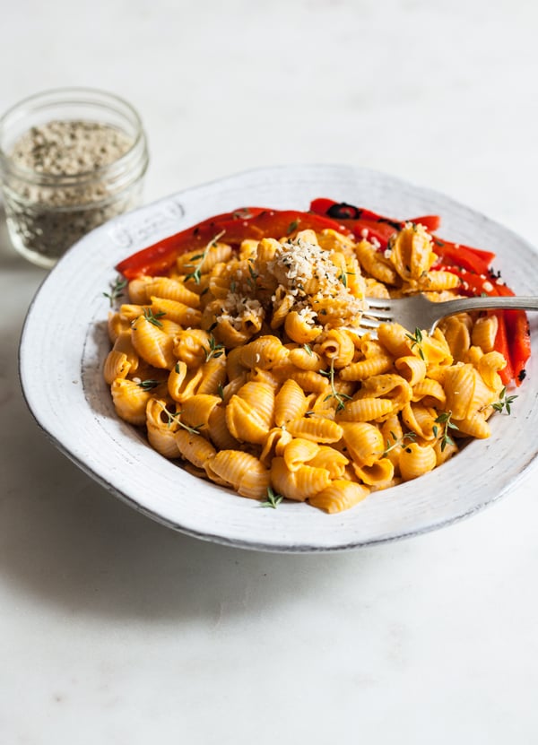 Quick & Easy Vegan Roasted Red Pepper Mac n' Cheese | The Full Helping