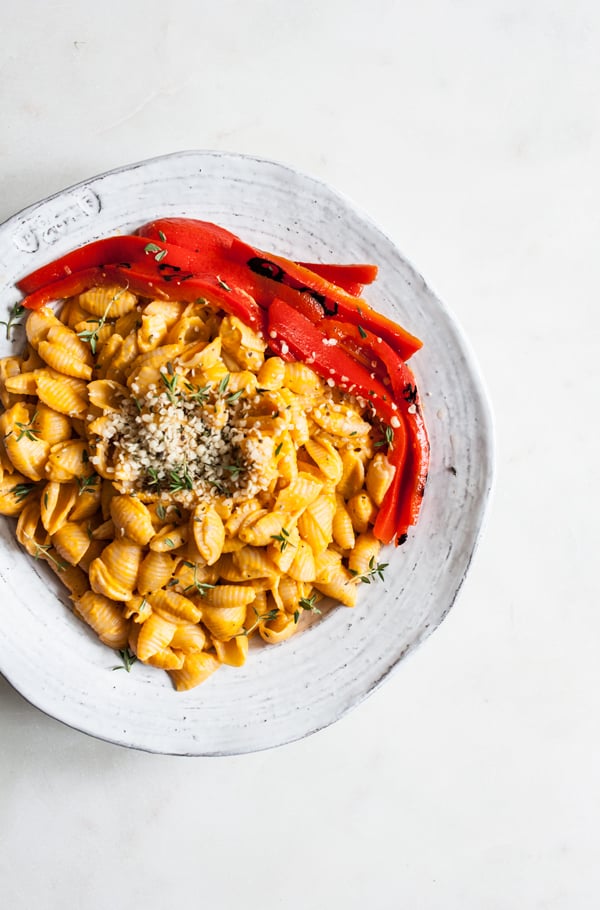 quick & easy vegan roasted red pepper mac n’ cheese