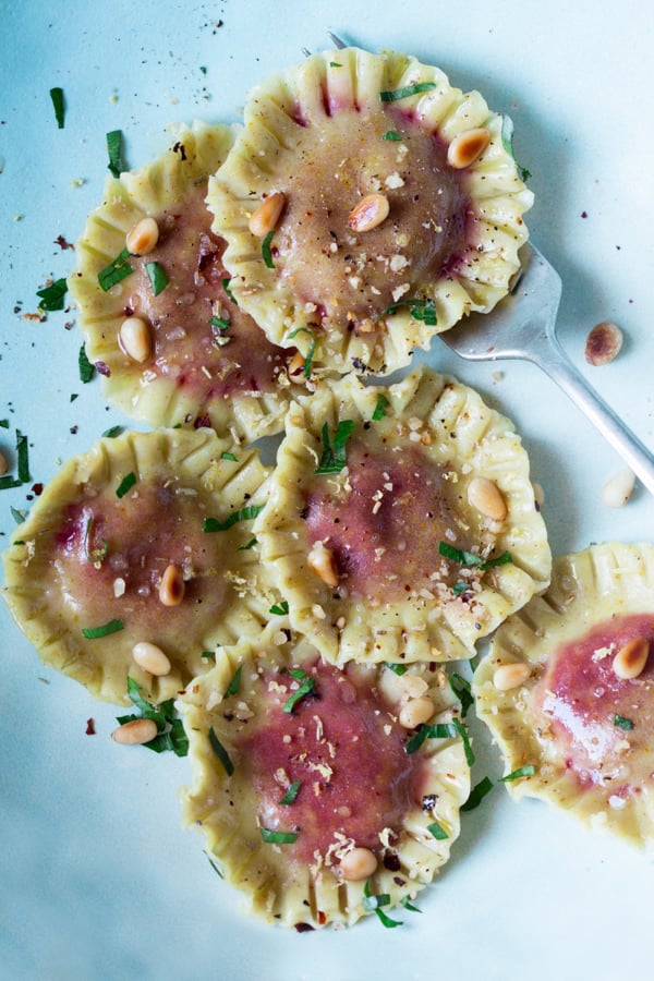 gluten-free-ravioli-beetroot-filling-portion-800x1200