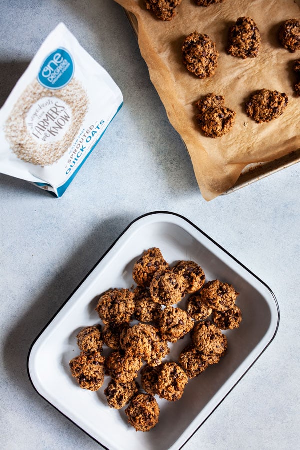 Whole Grain Vegan Banana Chocolate Chip Oatmeal Cookies | The Full Helping