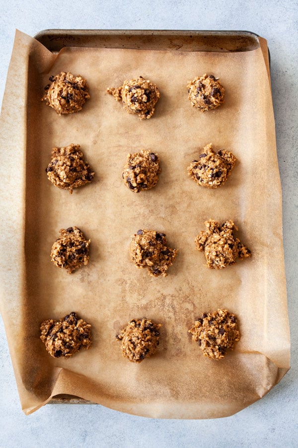 Whole Grain Vegan Banana Chocolate Chip Oatmeal Cookies | The Full Helping