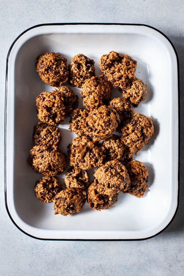 Whole Grain Vegan Banana Chocolate Chip Oatmeal Cookies | The Full Helping