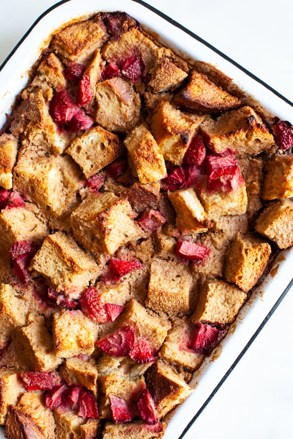 This vegan berry French toast casserole is a perfect illustration of the timeless cooking rule that simpler is better. #frenchtoast #casserole #breakfastcasserole #breakfastrecipe #veganbreakfast #vegan #easybreakfastrecipe #frenchtoastcasserole #strawberry