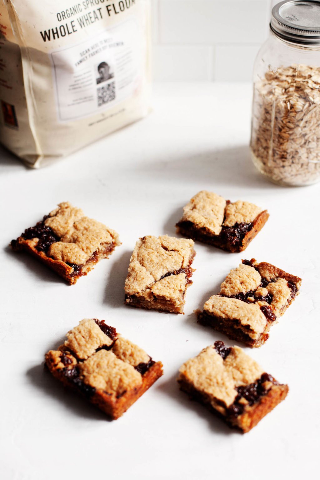 Freshly sliced snack bars have recently been prepared with whole wheat flour and oatmeal.